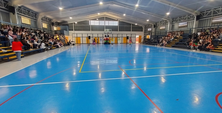 Estudiantes disfrutan de un divertido show navideño infantil 